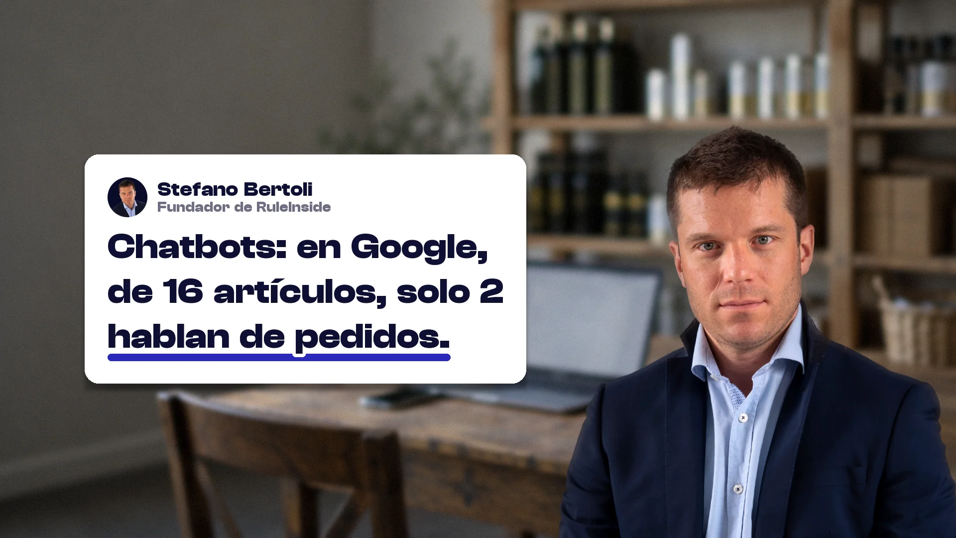 Qué es un chatbot: Stefano Bertoli, fundador de RuleInside, con una tarjeta que dice: Chatbots: en Google, de 16 artículos, solo 2 hablan de pedidos.